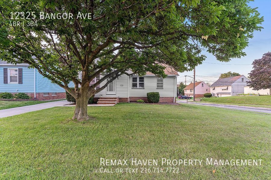Primary Photo - 12325 Bangor Ave, Garfield Hts - Spacious ...