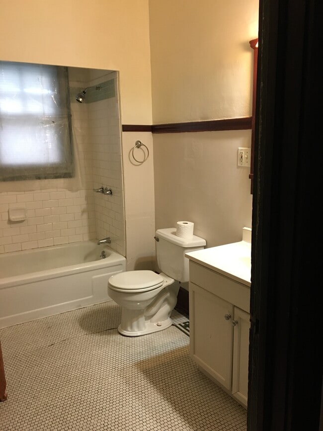 Very spacious bathroom - tiled tub & shower - 2861 N Hackett Ave
