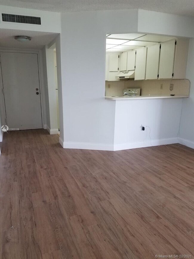 Foto del edificio - 7125 NW 186th St