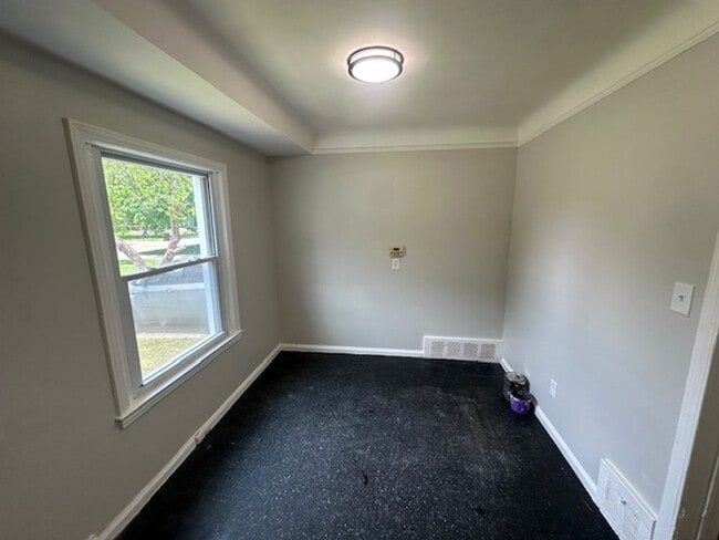 Building Photo - 3 bed 1 bath Brick corner house with basem...