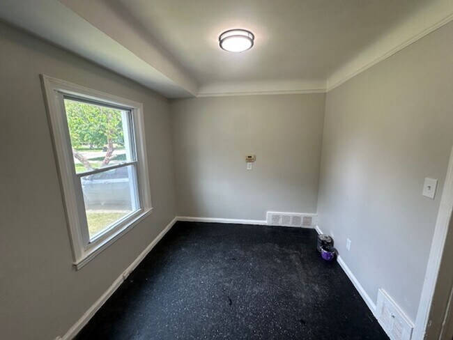 Foto del edificio - 3 bed 1 bath Brick corner house with basem...