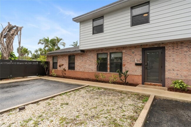 Building Photo - 832 NE 18th Ct