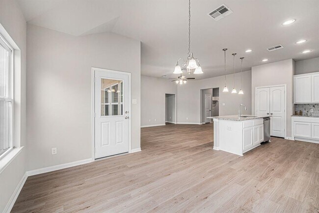 Building Photo - 12983 Skyline Dr