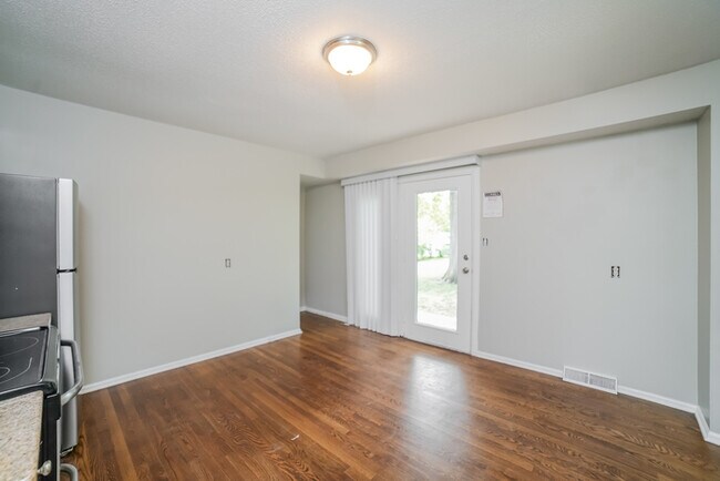 Foto del edificio - 317 NE Lakeview Dr