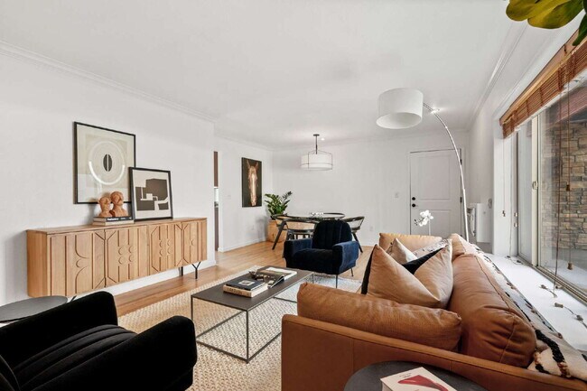 Foto del edificio - Stylish 2BR/2BA Condo with Patio & Parking...
