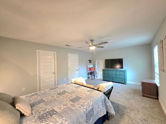 Building Photo - Splendid 3 Bed/2.5 Bath Home