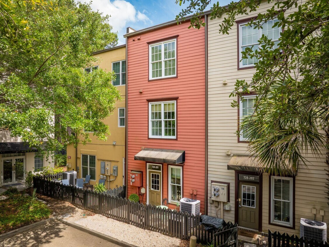 Primary Photo - Fully Furnished 2BR Condo with Designer To...