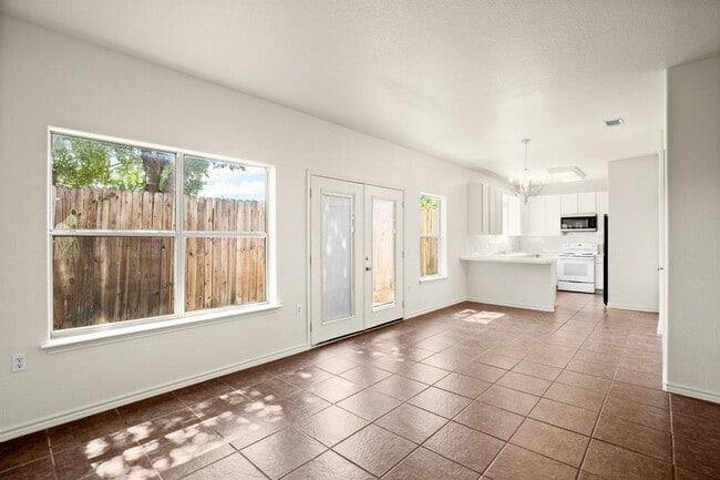 Foto del edificio - 7312 E Ben White Blvd