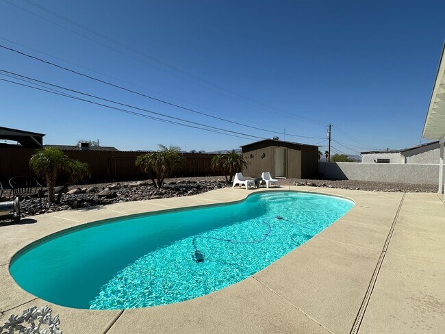 Foto del edificio - PENDING Furnished/or Un-Furnished - Pool h...