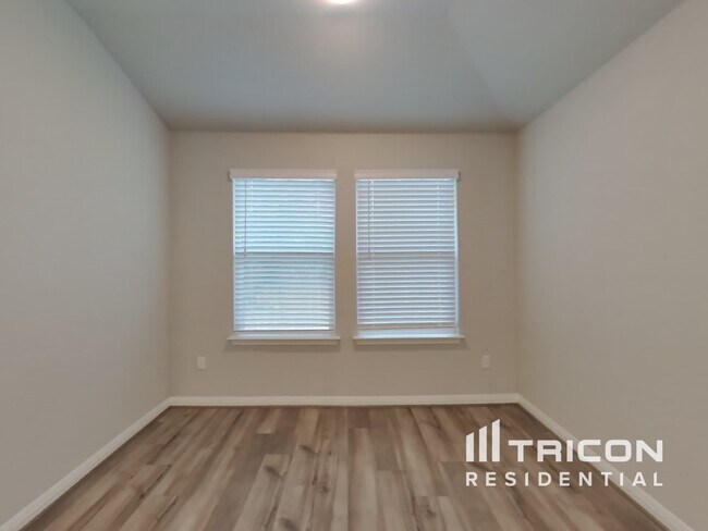 Foto del edificio - 13508 Paxton Blvd