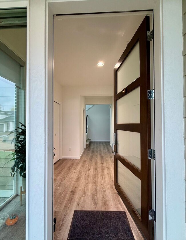Building Photo - Luxury Lake Stevens Living; 5BD , 3.5BA , 3-Story Modern Home
