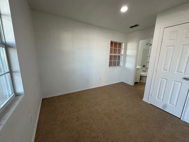 Building Photo - 2521 Roper St