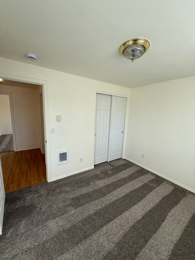 Building Photo - Charming 3 Bedroom 2 Bathroom Home in Quiet Neighborhood!