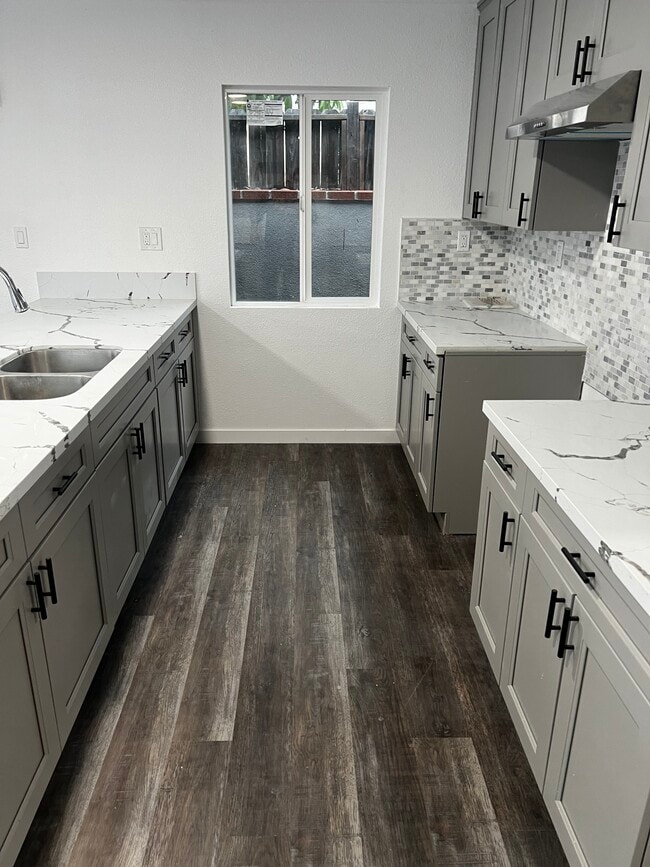 Foto del edificio - 2116 Zoe Ave