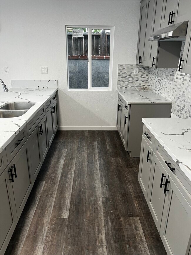 Building Photo - 2116 Zoe Ave