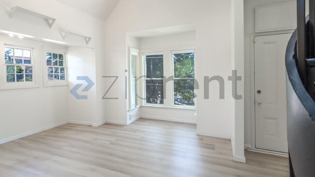 Building Photo - Unit 4