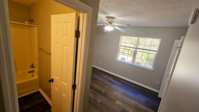 Foto del edificio - 2 BR 2.5 BA in Hunters Creek