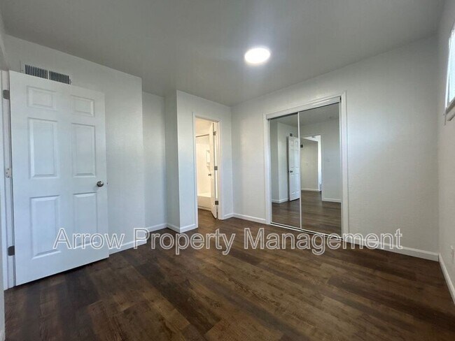 Foto del edificio - 1121 N College Dr