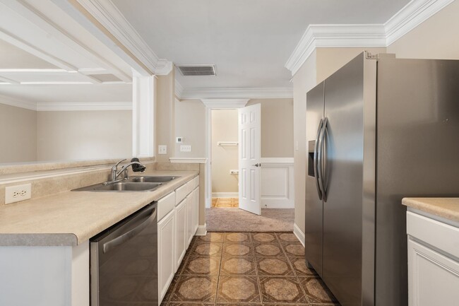 Building Photo - Beautiful newly renovated 3 bed 2.5 bath w...