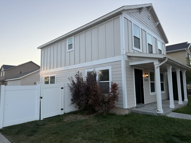 Building Photo - 1427 S Paddock Dr