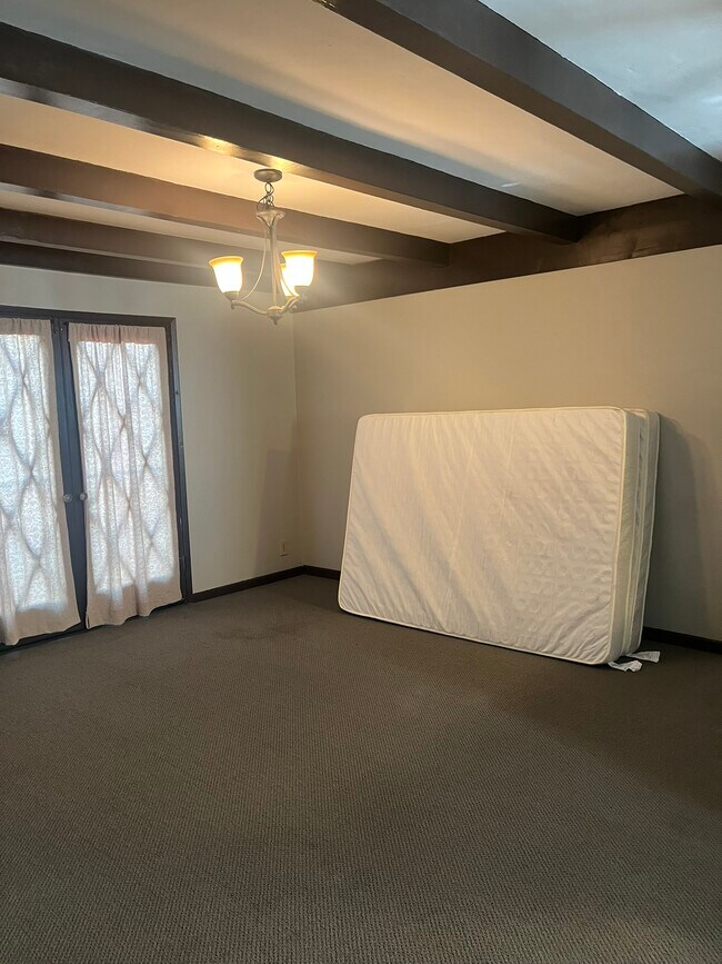 Living Room - 1132 N Heliotrope Dr