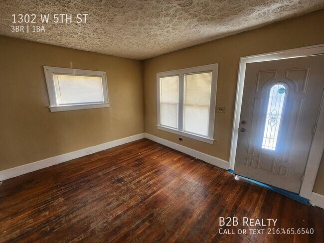 Foto del edificio - 1302 W 5th St