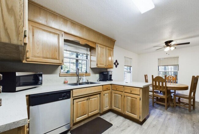 Foto del edificio - Two Bedroom, Two Bath Home With Updates