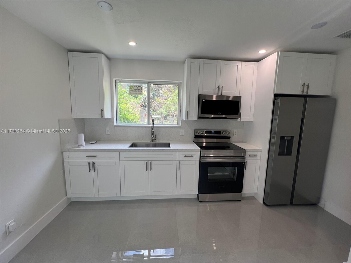 Foto principal - 5300 NW 25th Ave