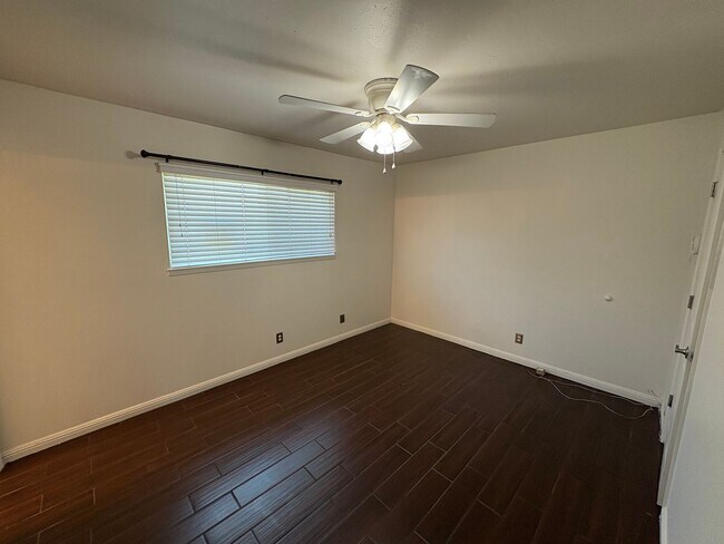 Building Photo - SE Visalia cul-de-sac home Available Now!