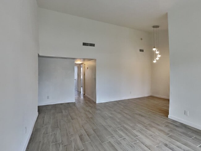 Building Photo - 828 S Langley Ave