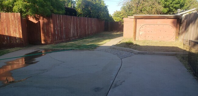 Building Photo - S. Visalia Pkwy