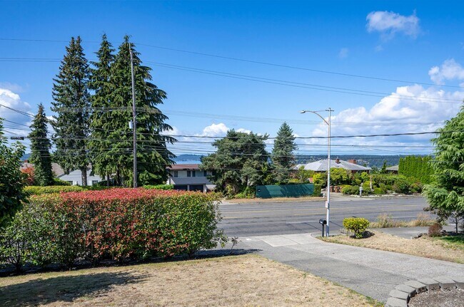 Building Photo - Desirable 3 Bed/2Bath Home in West End of ...