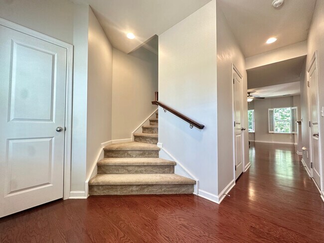Foto del edificio - 2501 Silverthorn Dr
