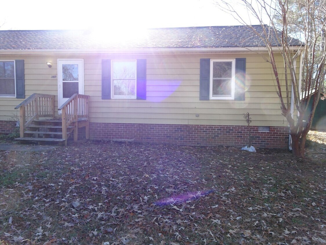 Primary Photo - 2 Bedroom 1 Bath Duplex for Rent in James ...