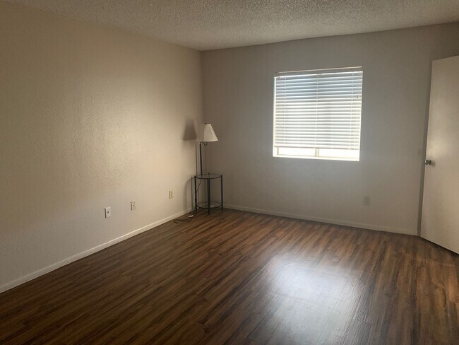 Building Photo - Three Bedroom Condo!