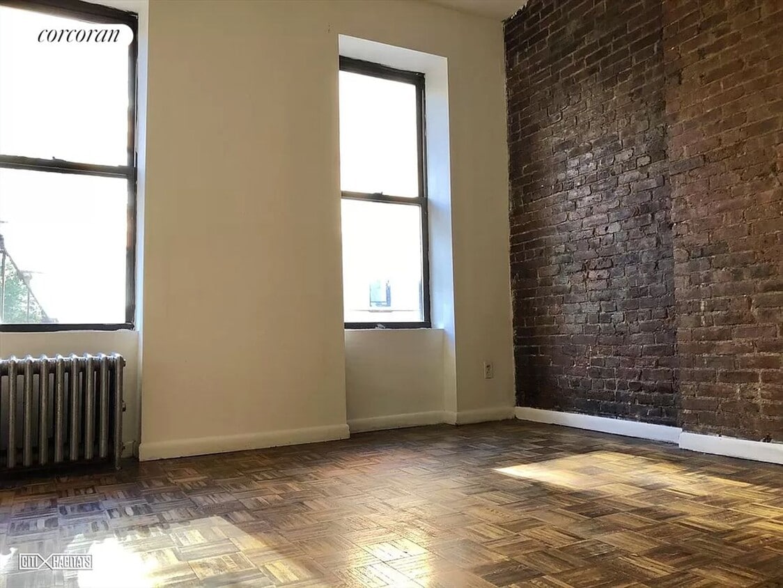 Primary Photo - 304 W 21st St