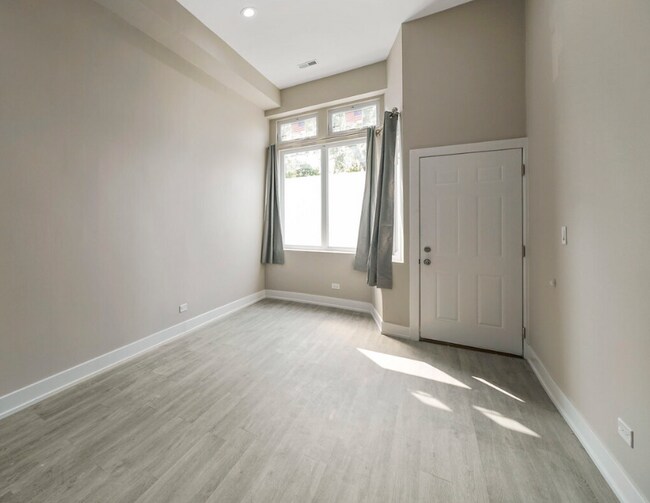 Building Photo - 3856 W Diversey Ave