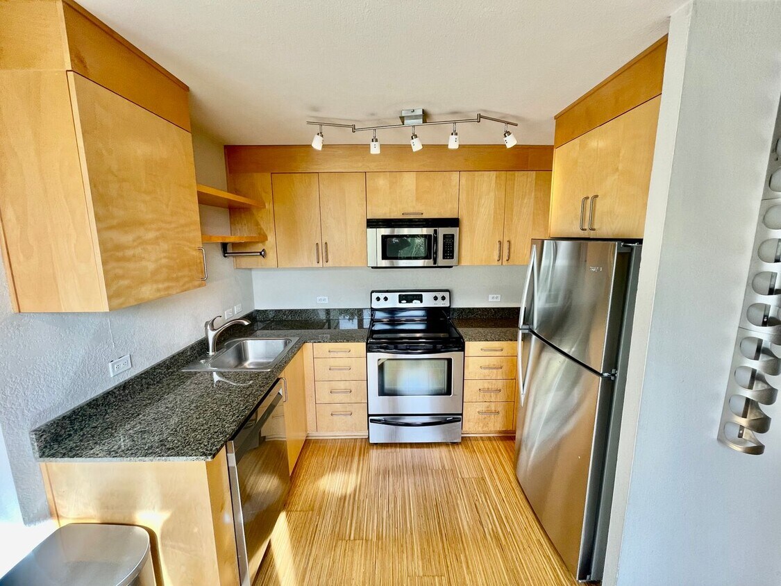Foto principal - Gorgeous 2bd/2bath Downtown Condo - With F...