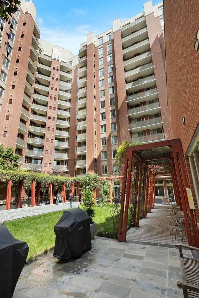 Foto del edificio - Cozy 1 Bedroom Condo in Navy Yard!