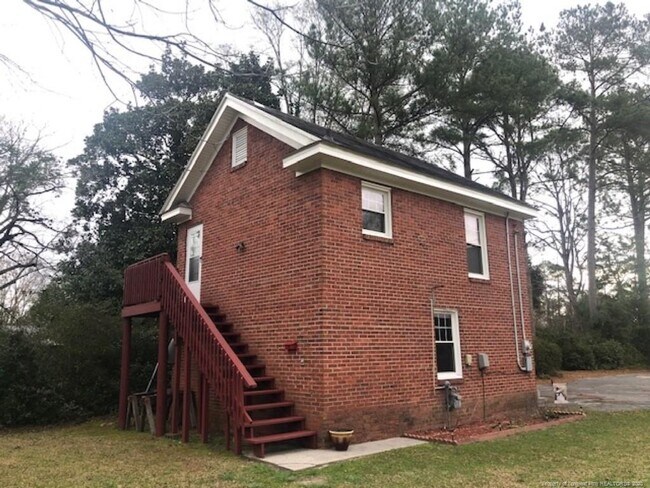 Building Photo - 704 1/2 S Main St