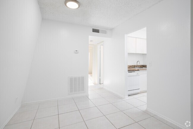 1 dormitorio, 1 baño - 697 pies cuadrados - Comedor - The Villas At Pinecrest