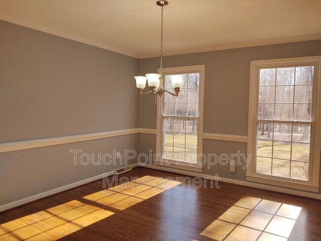 Building Photo - 224 Raintree Dr