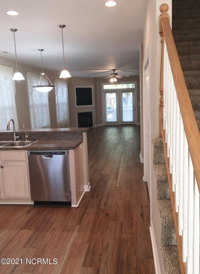 Building Photo - 504 Village Green Dr
