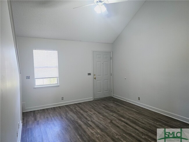 Building Photo - 1039 N Ash St