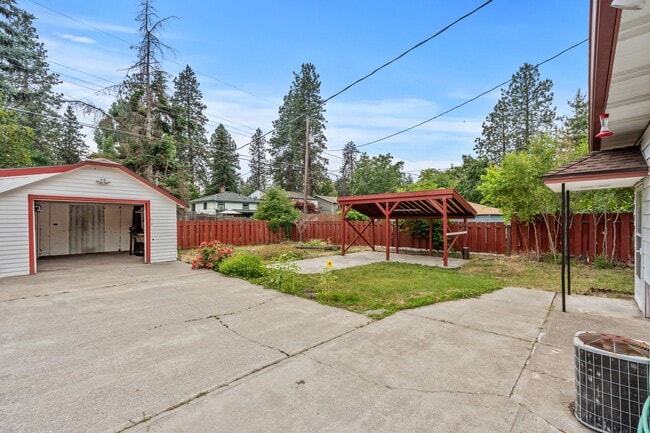 Building Photo - 3918 E 8th Ave