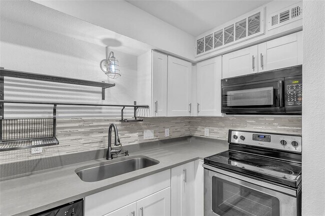 Building Photo - 1840 Burton Dr