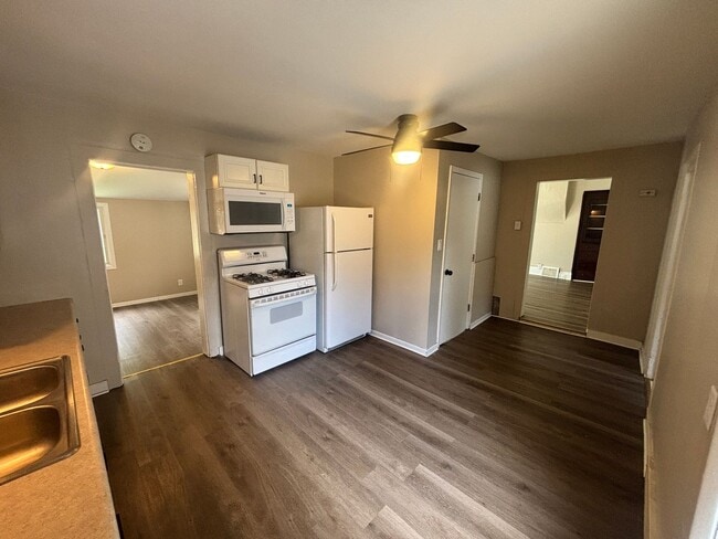 Building Photo - Lower 2 Bedroom Unit Apartment