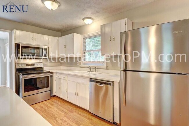 Building Photo - Now Available! 4 bedrooms 2 baths