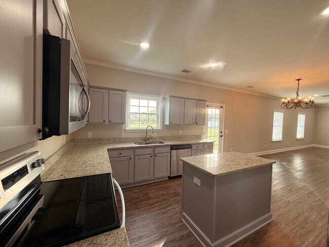 Building Photo - 117 White Oak Dr NE