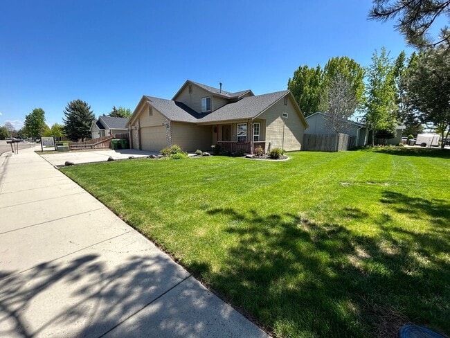 Building Photo - 721 E Hawk St